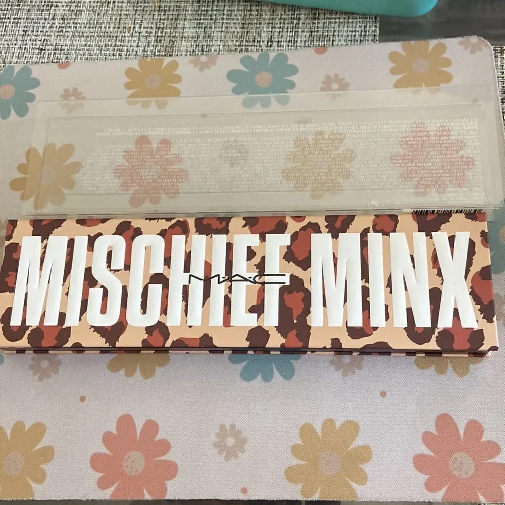 MAC MISCHIEF MINX Palette 8 Shades Eye Shadow + 1 Highlighter NEW